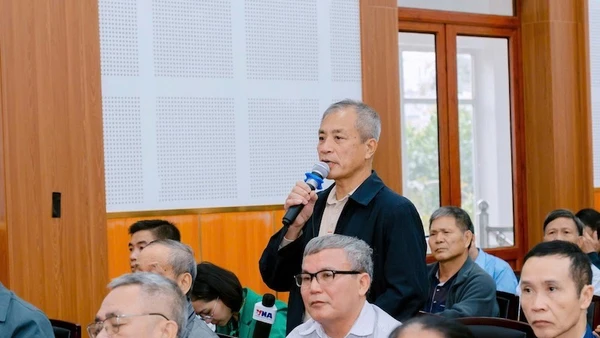 Cử tri phường Long Biên nêu ý kiến tại buổi tiếp xúc cử tri.