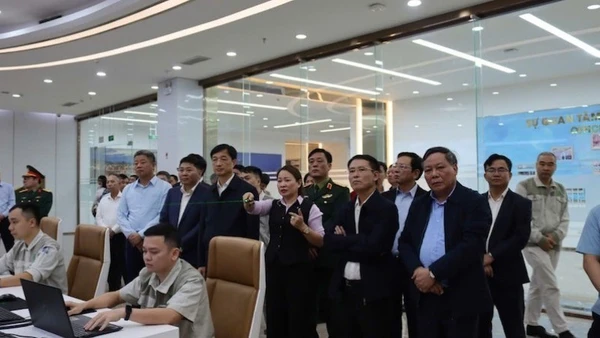 Đồng chí Nguyễn Duy Ngọc nghe giới thiệu về nhà máy điện rác Sóc Sơn.