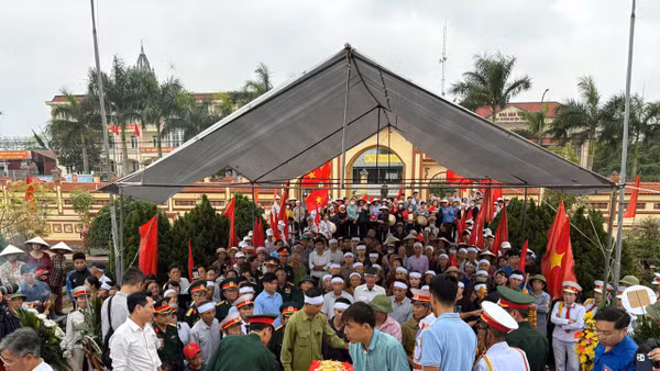 Đông đảo cán bộ, đảng viên, nhân dân địa phương và các cháu học sinh dự lễ truy điệu và an táng hài cốt liệt sĩ Trần Minh Tuyến tại quê nhà.