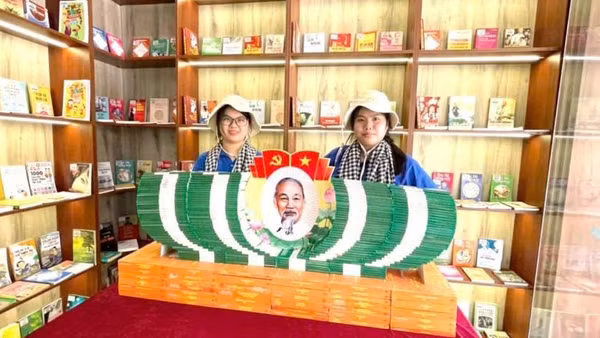 Khai trương phòng đọc sách tại Khu di tích Kim Liên, lan tỏa văn hóa đọc trên quê Bác. 