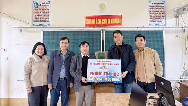 Đại diện Báo Nhân Dân tại Nghệ An trao tặng dàn máy tính cho trường Trường Tiểu học Thạch Giám 2, xã Tương Dương.