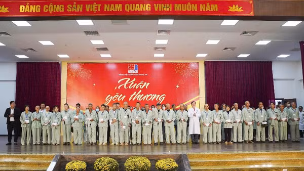 Lãnh đạo bệnh viện trao quà, hỗ trợ tới các bệnh nhân có hoàn cảnh khó khăn đang điều trị tại bệnh viện.