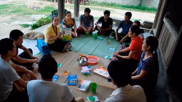 Tuyên truyền phòng, chống HIV/AIDS đến tận các bản làng xa xôi.