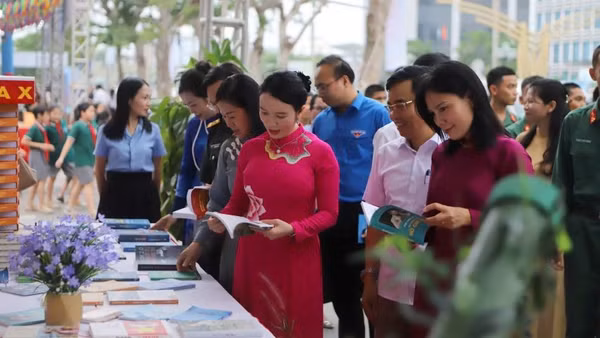 Các đại biểu tham quan và trải nghiệm gian trưng bày sách tại Thư viện tỉnh Nghệ An.