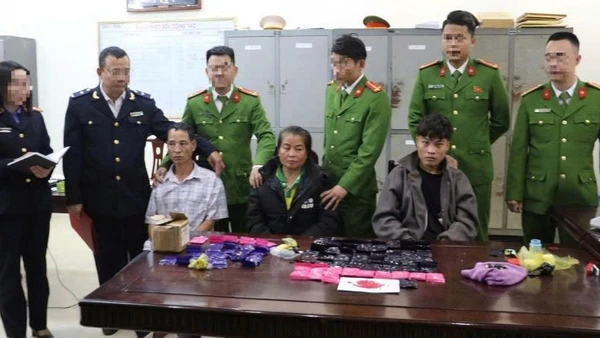 Các đối tượng và tang vật vụ án.