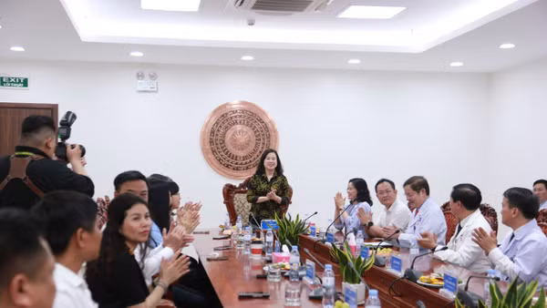 Bộ trưởng Y tế Đào Hồng Lan ghi nhận và đánh giá cao sự nỗ lực của tập thể Bệnh viện Ung bướu Nghệ An.