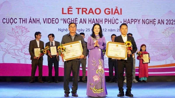 Ban tổ chức trao giải Nhất cho các tác giả cuộc thi ảnh, video "Nghệ An hạnh phúc - Happy Nghệ An 2025".