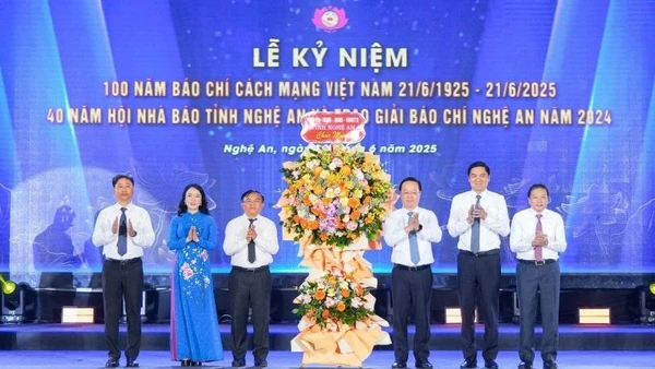 Các đồng chí Thường trực Tỉnh ủy đã trao tặng lẵng hoa chúc mừng 100 năm Báo chí cách mạng Việt Nam và 40 năm Hội Nhà báo Nghệ An.