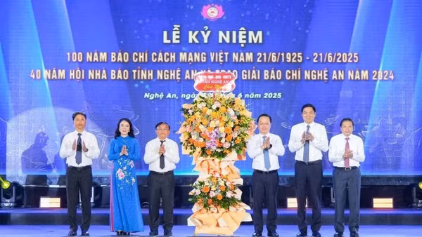 Các đồng chí Thường trực Tỉnh ủy đã trao tặng lẵng hoa chúc mừng 100 năm Báo chí cách mạng Việt Nam và 40 năm Hội Nhà báo Nghệ An.