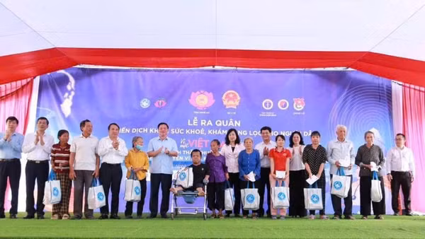 Bộ trưởng Y tế Đào Hồng Lan và Bí thư Tỉnh ủy Nghệ An Nguyễn Khắc Thận cùng các đồng chí lãnh đạo Bộ Y tế, tỉnh Nghệ An tặng quà cho các gia đình có hoàn cảnh khó khăn trên địa bàn tỉnh.