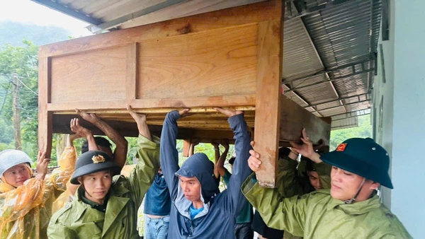 Công an xã Lượng Minh (Nghệ An) tổ chức di dời khẩn cấp 2 hộ dân tại bản Côi đến nơi an toàn.