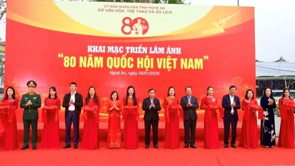 Các đại biểu cắt băng khai mạc triển lãm.