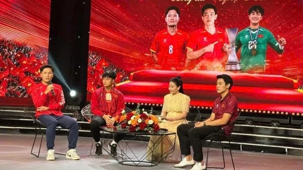 Đình Bắc, Văn Bình, Quốc Cường giao lưu với người hâm mộ Nghệ An.