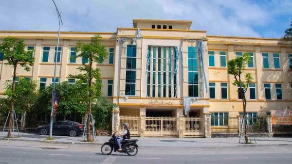 Trụ sở trước đây của Sở Văn hóa-Thể thao và Du lịch Nghệ An nằm trên trục đường Nguyễn Thị Minh Khai, phường Thành Vinh, Nghệ An hiện đang bỏ hoang. (Ảnh: Duy Chương)