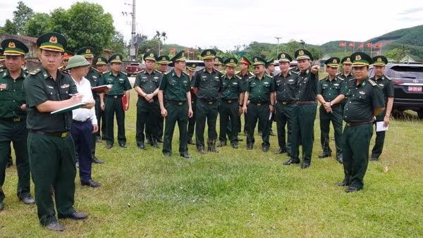 Đoàn tiến hành khảo sát tại khu vực Nhà văn hóa thôn Thủy Phong.