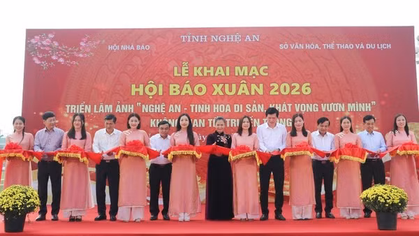 Các đại biểu cắt băng khai mạc Hội Báo Xuân Bính Ngọ 2026.