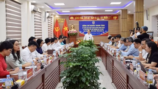 Quang cảnh buổi làm việc.