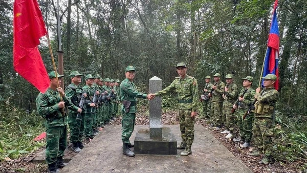 Nghi thức thực hiện tại cột mốc.