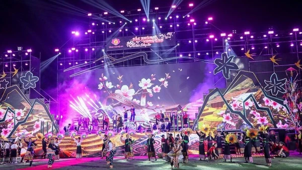 Chương trình nghệ thuật mang đậm bản sắc văn hóa của đồng bào các dân tộc.