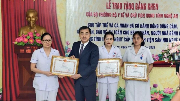 Giáo sư, Tiến sĩ Trần Văn Thuấn trao tặng Bằng khen của Bộ trưởng Y tế cho tập thể Khoa Sơ sinh và 2 điều dưỡng Trần Thị Hồng, Nguyễn Thị Hồng.