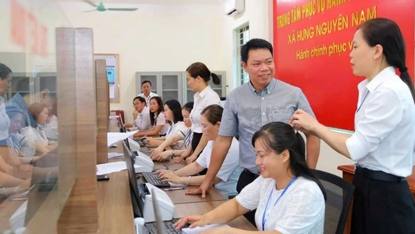 Cán bộ, công chức xã Hưng Nguyên Nam tiếp nhận thủ tục hành chính cho người dân tại Trung tâm phục vụ hành chính công.