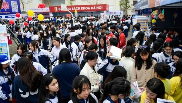 Hàng nghìn học sinh đội mưa đến tham gia chương trình trong sáng 17/1.