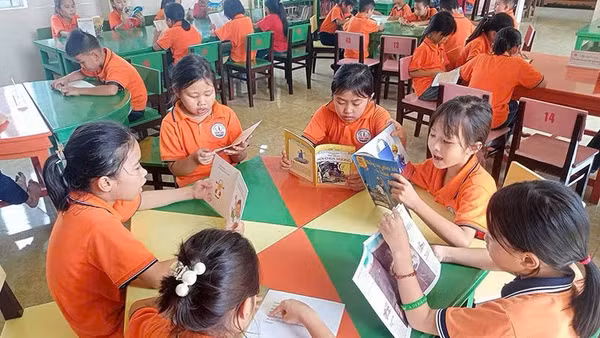 Hơn 200.000 học sinh Nghệ An sẽ được ưu tiên sử dụng sách giáo khoa miễn phí trong năm học mới.
