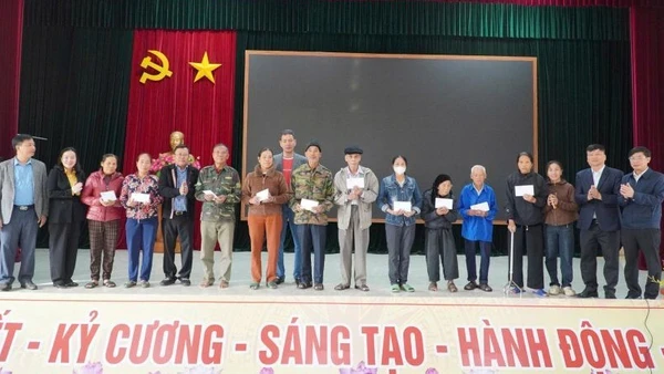 Đại diện Báo Nhân Dân tại khu vực miền Nam và Văn phòng đại diện Báo Nhân Dân tại Nghệ An trao 10 suất quà tới hộ nghèo, cận nghèo trên địa bàn xã Hưng Trung.