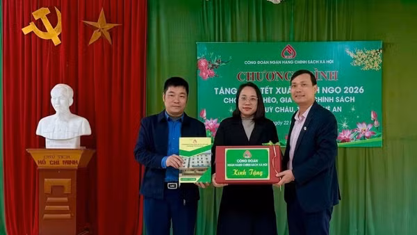 Đại diện Công đoàn Ngân hàng Chính sách xã hội Việt Nam trao tặng quà Tết cho người dân xã Quỳ Châu.