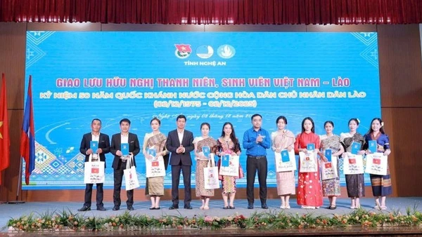 Trao tặng các suất học bổng cho sinh viên nước Cộng hòa Dân chủ Nhân dân Lào tiêu biểu.