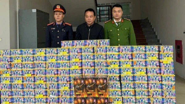 Đối tượng Tăng Văn Duẩn cùng số tang vật tại Cơ quan Công an.