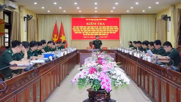 Thiếu tướng Vũ Quốc Ân, Phó Chính ủy Bộ đội Biên phòng chủ trì kiểm tra tại Ban Chỉ huy Bộ đội Biên phòng tỉnh.