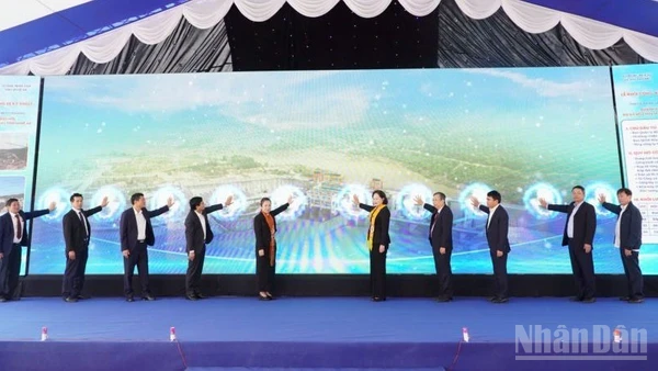 Cụm công trình đầu mối Hồ chứa nước Bản Mồng giai đoạn 1 chính thức được khánh thành trong sáng nay. 