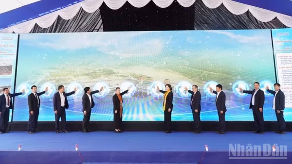 Cụm công trình đầu mối Hồ chứa nước Bản Mồng giai đoạn 1 chính thức được khánh thành trong sáng nay. 