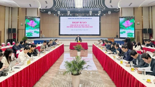 Quang cảnh buổi họp báo.