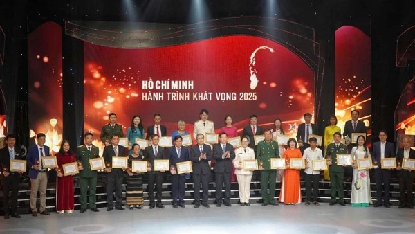 Chương trình đã tôn vinh 32 điển hình tiêu biểu là các tập thể, cá nhân tiêu biểu.