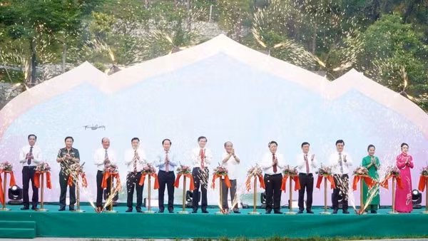 Các đại biểu thực hiện nghi thức cắt băng khánh thành công trình Thác 9 tầng tại khu mộ bà Hoàng Thị Loan.