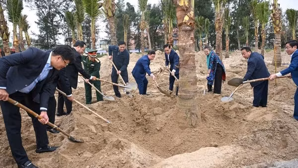 Các đồng chí lãnh đạo tỉnh Nghệ An, Quân khu 4, các sở, ngành, đoàn thể, địa phương trồng cây xanh tại bãi biển Cửa Lò.