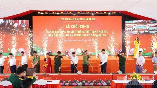 Các đại biểu thực hiện nghi thức khởi công điểm trường.