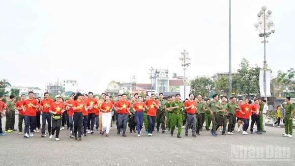 Các đại biểu, vận động viên ở Nghệ An chạy hưởng ứng Ngày chạy vì sức khỏe toàn dân.