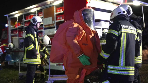 Nhân viên cứu hộ khắc phục sự cố tràn dầu gần Gramzow/Zehnebeck. Nguồn: X