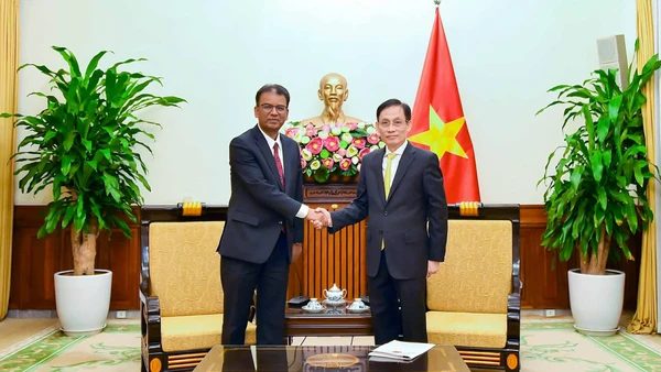 Bộ trưởng Ngoại giao Lê Hoài Trung tiếp Đại sứ Dhan Bahadur Oli - Đại sứ không thường trú của Nepal tại Việt Nam.