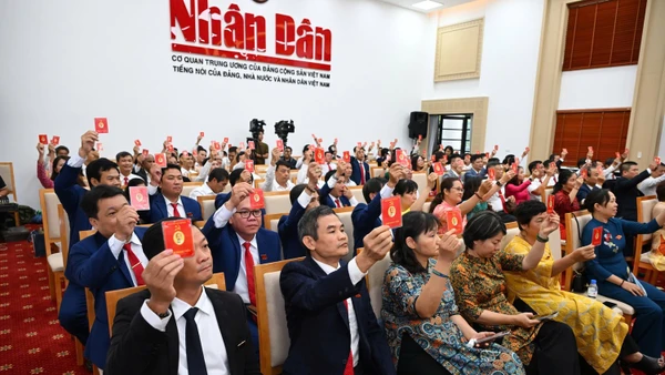 Các đại biểu biểu quyết tại Đại hội đại biểu lần thứ XXIX - Đảng bộ Báo Nhân Dân nhiệm kỳ 2025-2030.