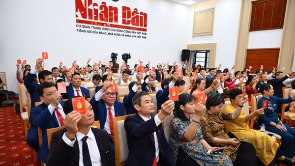 Các đại biểu biểu quyết tại Đại hội đại biểu lần thứ XXIX - Đảng bộ Báo Nhân Dân nhiệm kỳ 2025-2030.