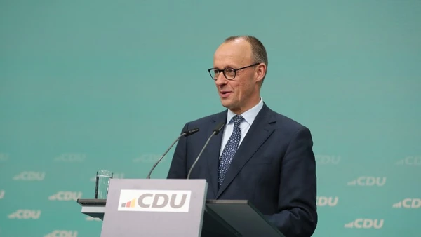 Thủ tướng Đức Friedrich Merz phát biểu trong một cuộc họp báo ở Berlin. Ảnh: THX/TTXVN