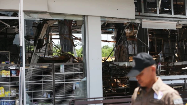 (Tư liệu) Một cửa hàng tiện lợi bị phá hủy do xung đột tại Si Sa Ket, Thái Lan. Ảnh: THX/TTXVN