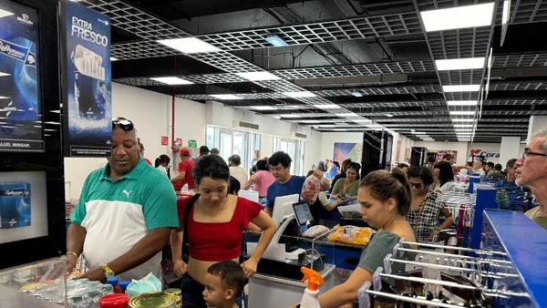 Người dân xếp hàng chờ thanh toán tại một quấy thu ngân ở Siêu thị 70 y 3, một siêu thị thí điểm của Nhà nước thành toán bằng đồng USD, ở thủ đô La Habana. Ảnh: TTXVN