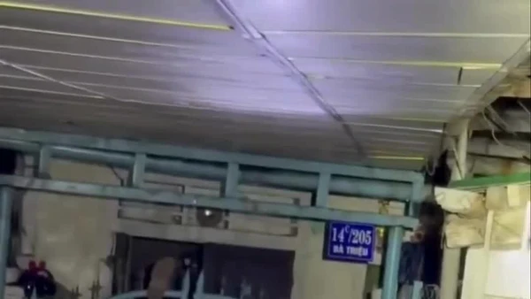 Lực lượng chức năng Huế cõng cụ già tàn tật khỏi vùng mưa lũ lớn