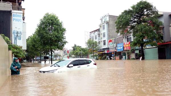 Các tuyến phố trung tâm Thái Nguyên chìm trong biển nước (Nguồn: TTXVN)