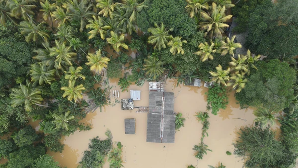 Cảnh ngập lụt sau những trận mưa lớn tại Kelaniya, Sri Lanka. Ảnh: THX/TTXVN